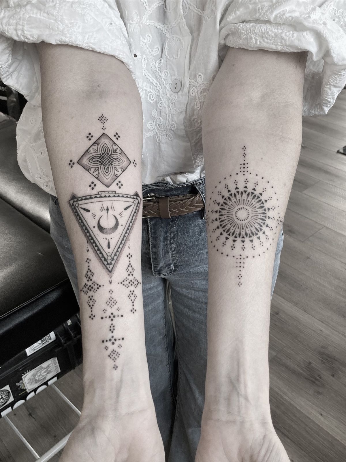 Tatouage vibratoire confiance en soi, triangle au croissant et soleil en dotwork sur les deux avant-bras